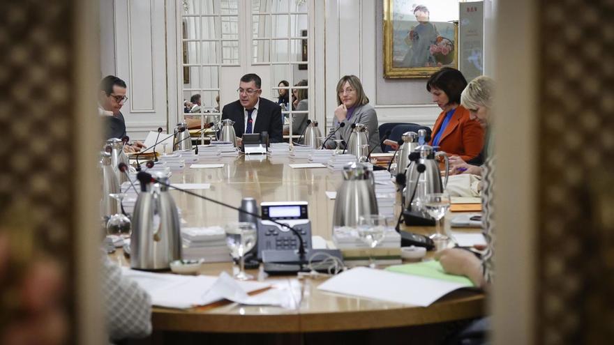 El presidente de las Corts y los 
vicepresidentes, en una 
reunión con las portavoces de 
los grupos.  josé cuéllar/corts