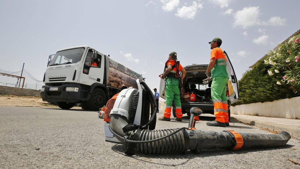 Imagen de operarios de Acciona realizando la limpieza de choque en la urbanización San Luis de Torrevieja en el verano de 2019