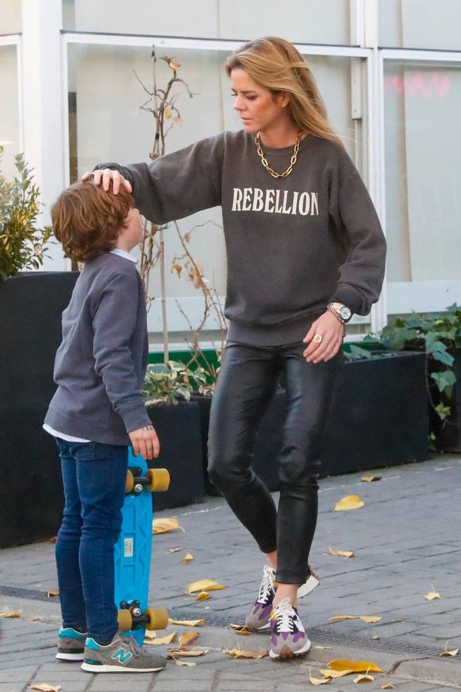 Amelia Bono con sudadera, leggins encerados y zapatillas de colores