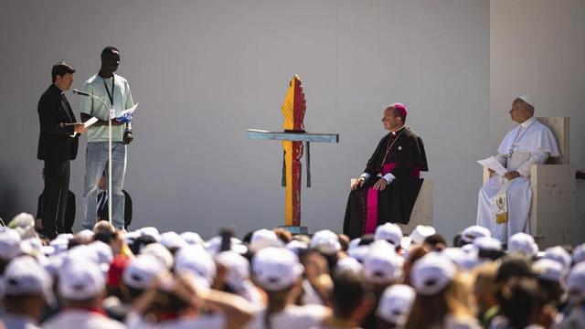 Darwin Rivas y Mbacke Ndiaye ante el obispo y el papa.