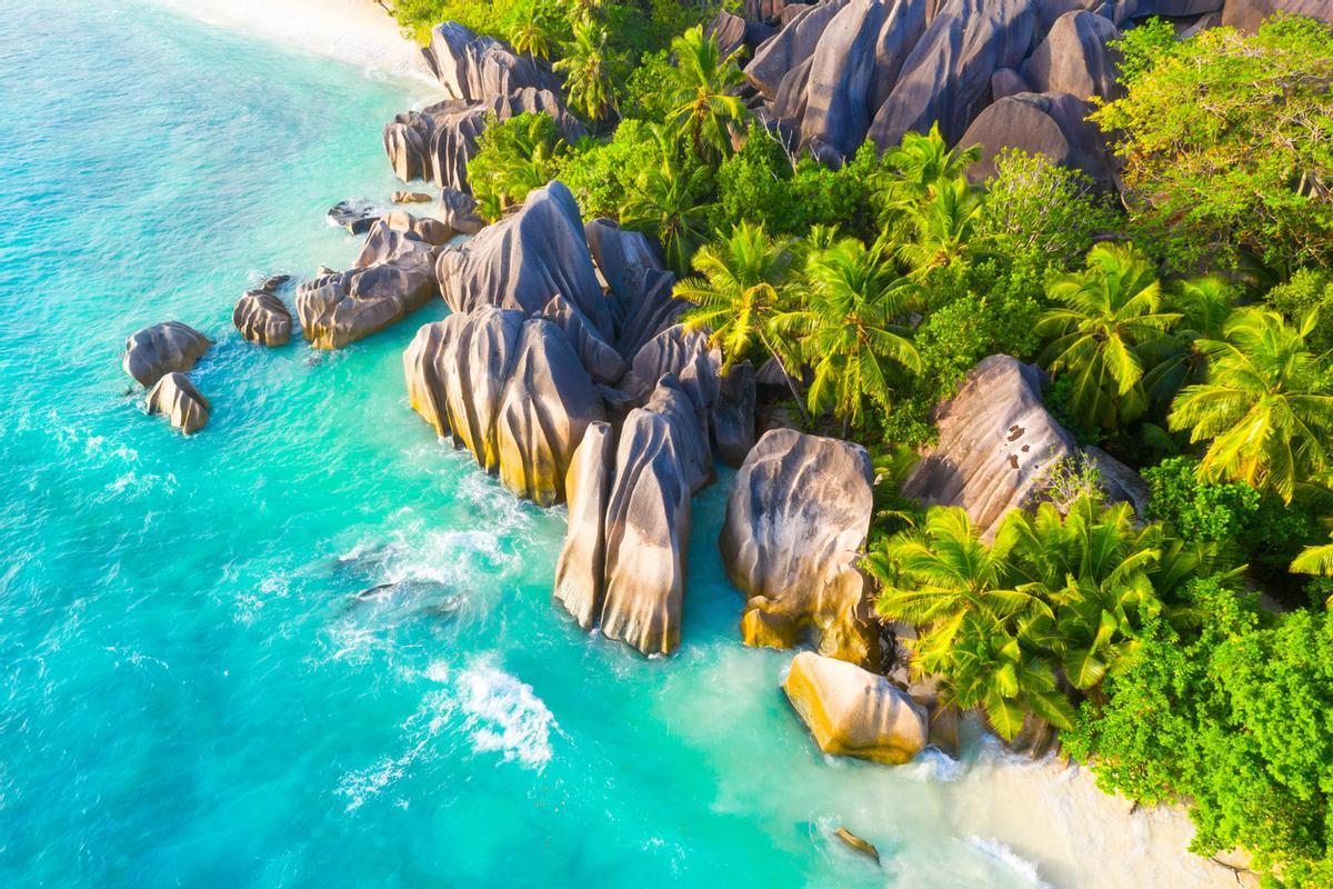Las islas Seychelles guardan un gran secreto geológico: son las únicas islas oceánicas del mundo formadas por roca granítica, restos del antiguo continente de Gondwana