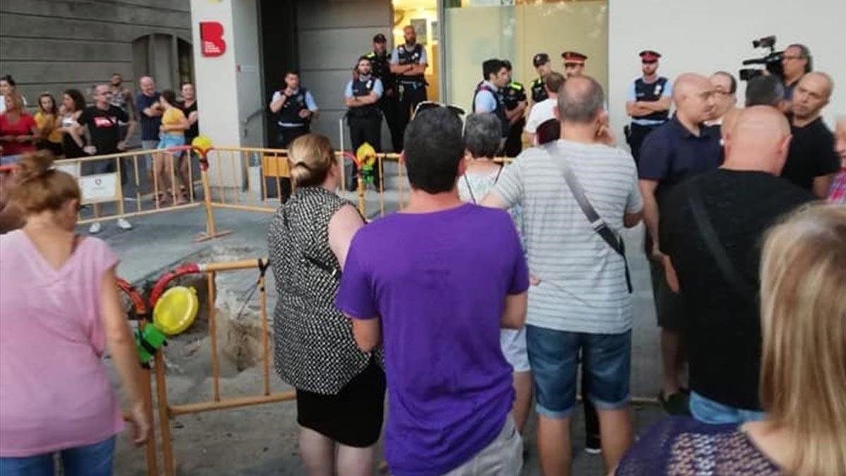 Vecinos de la Barceloneta protestan frente a la comisaría del barrio por el incivismo y la inseguridad.