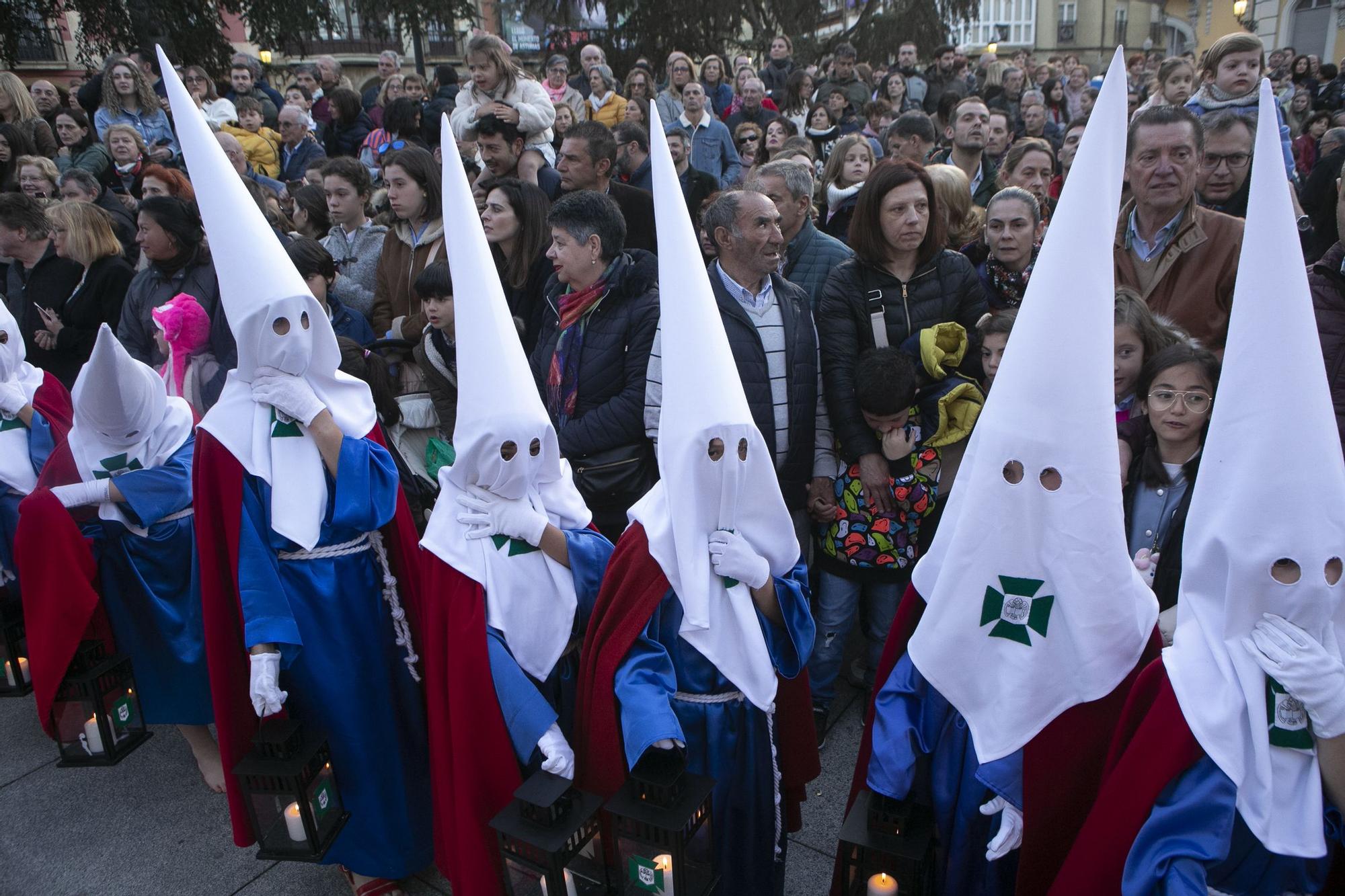 Jueves Santo en Avilés: Procesión del Silencio con los "sanjuaninos"