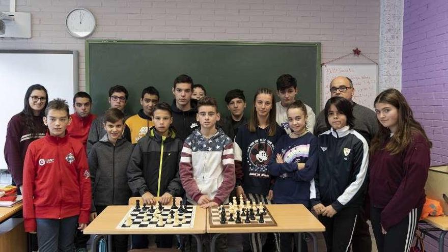 Alumnos de ajedrez del CPI de Mende, con el profesor José Luis Diéguez. // Enzo Sarmiento