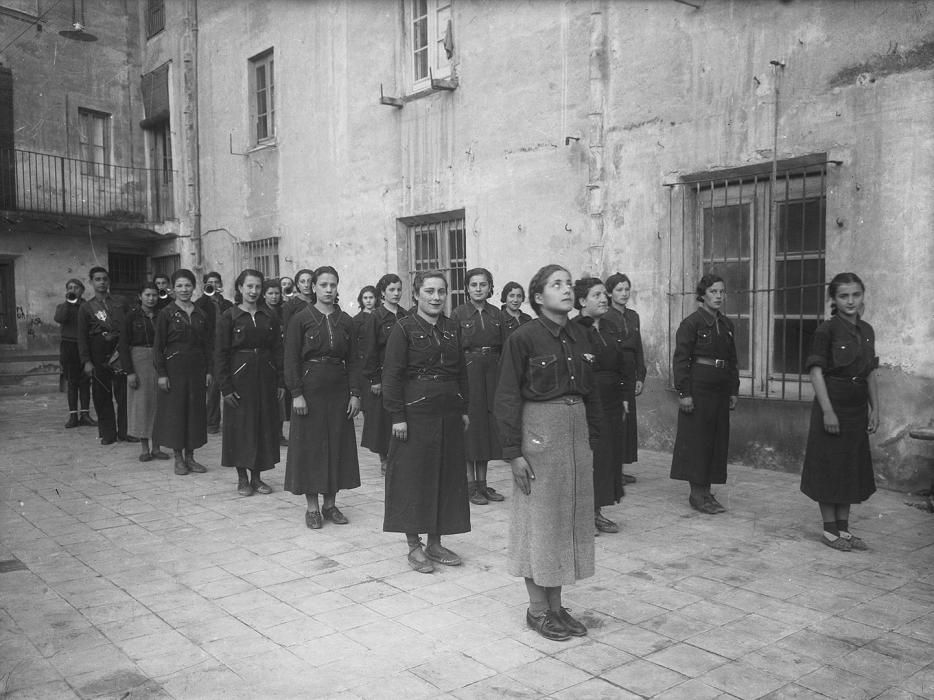 Amb l'aixecament militar del 19 de juliol de 1936 les dones van sortir al carrer per plantar cara al feixisme i defensar els drets polítics i socials que havien assolit durant la Segona República. En els primers moments d'eufòria algunes dones van empunyar un fusell i es van unir als batallons de milicians camí del front. Més tard es van encarregar de substituir els homes a la reraguarda col·laborant en les tasques d'avituallament, fent d'infermeres o al capdavant dels centres d'ensenyament, dels centres assistencials i de les fàbriques. També van treballar intensament en els partits polítics, sindicats i organitzacions amb el propòsit de reivindicar la seva dignitat i els seus drets.