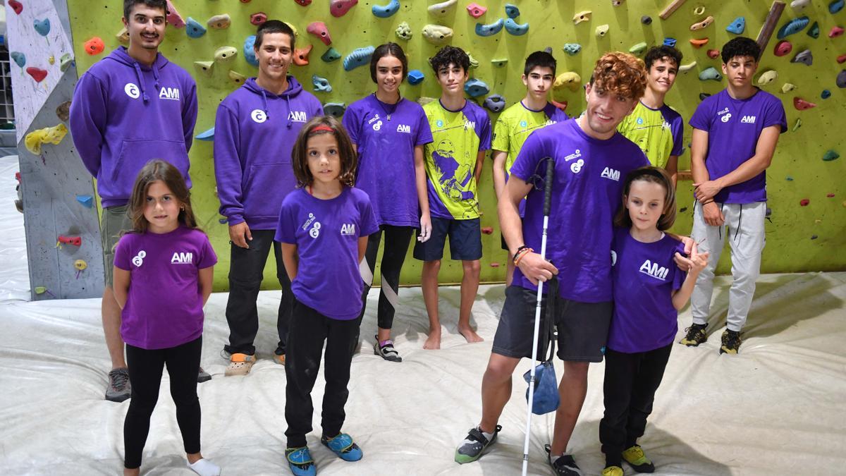 Guille Pelegrín, segundo por la izquierda, posa con el pequeño Guille y con miembros de AMI