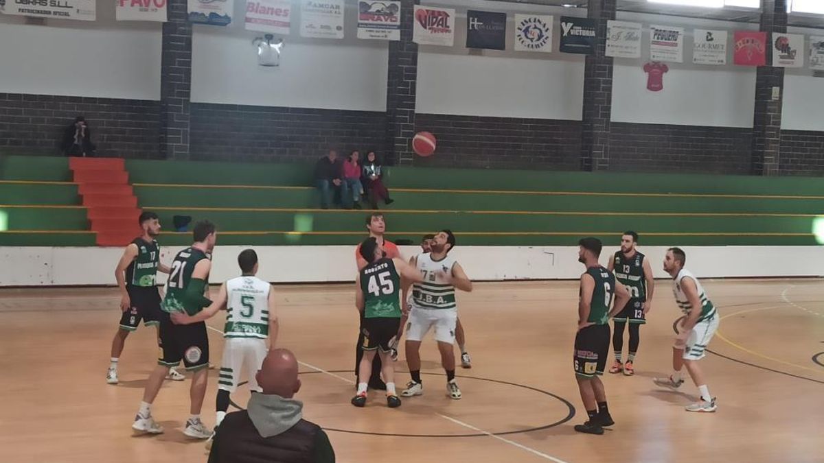 Salto inicial del partido entre UB Almendralejo y Electromercantil Plasencia.