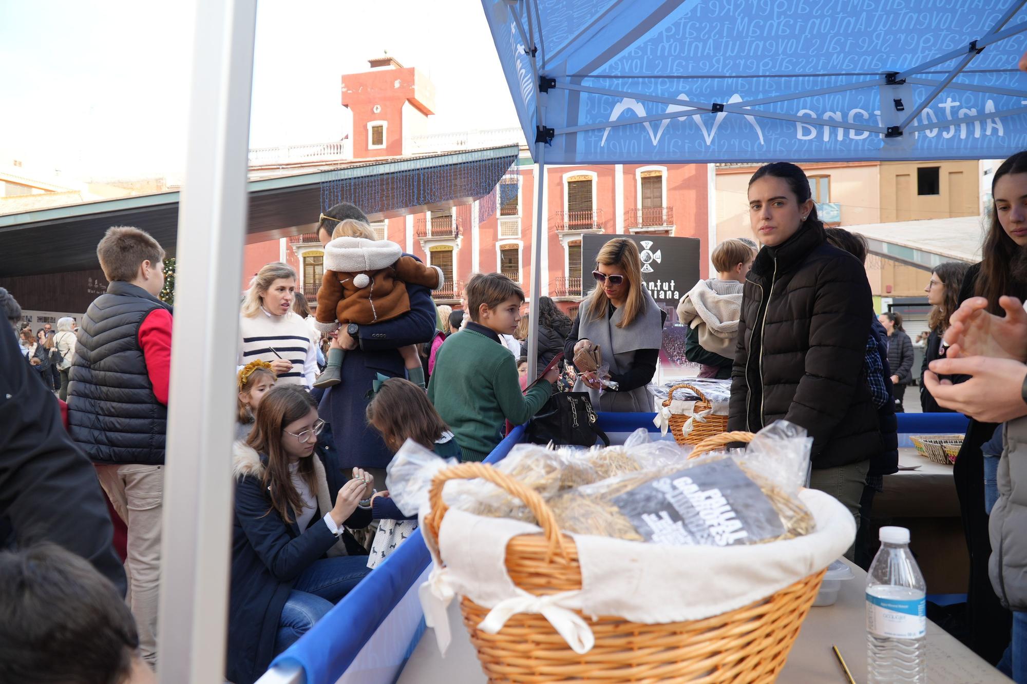 Multitudinaria entrega de las cartas de los niños de Vila-real a los pajes reales