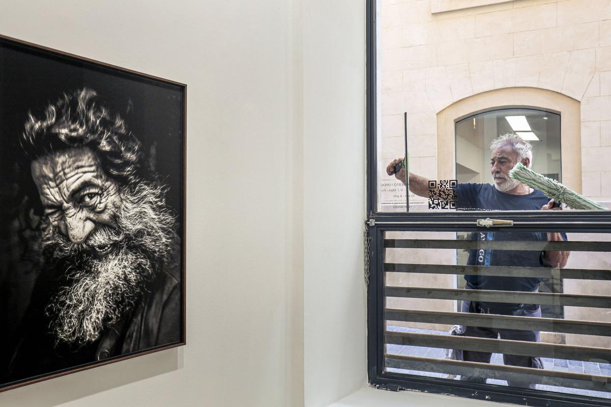 La galería 6a de Palma inaugura su primera exposición fotográfica. Se trata de 'La trinchera', con una selección de imágenes realizadas por Aitor Lara que se enmarca en Mallorca PhotoFest.