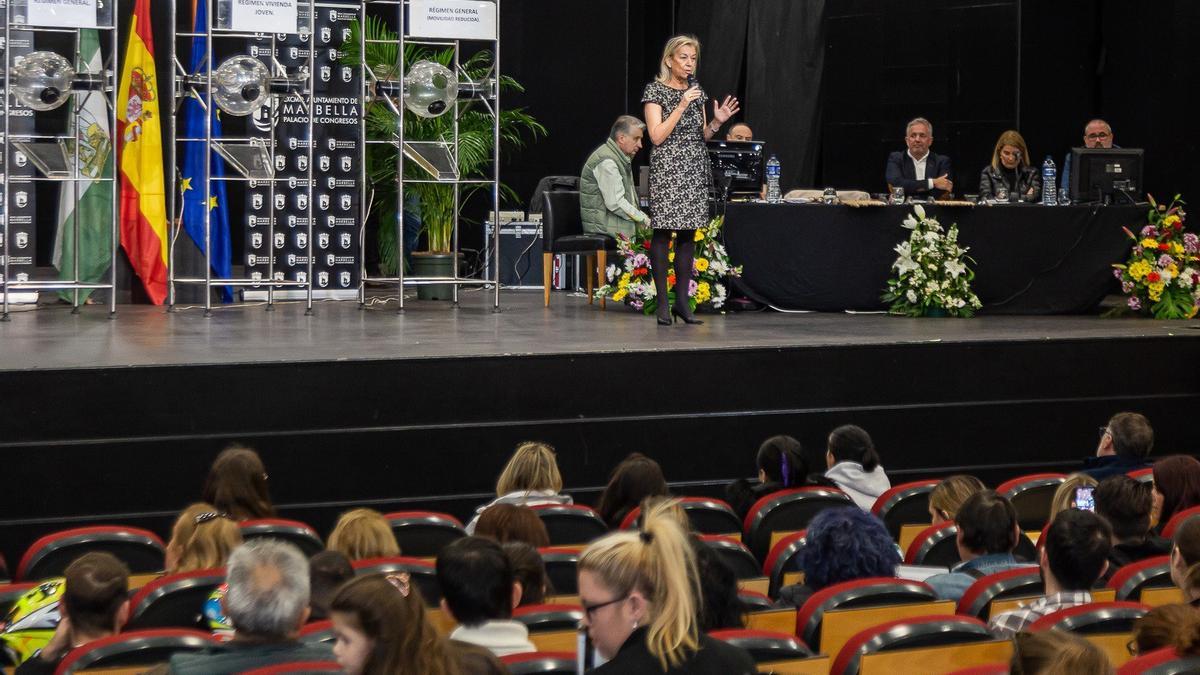 La concejala de Ordenación del Territorio, María Francisca Caracuel, en un momento del sorteo de las viviendas en Marbella.