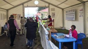 Puesto de control de detección del ébola en el cruce de la frontera de Uganda con el Congo.