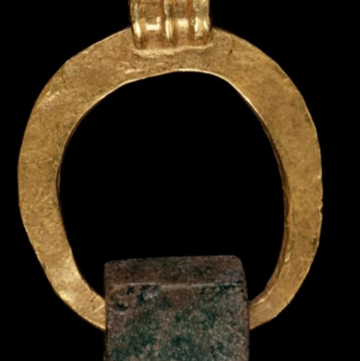Lunula, amuleto romano contra el mal de ojo