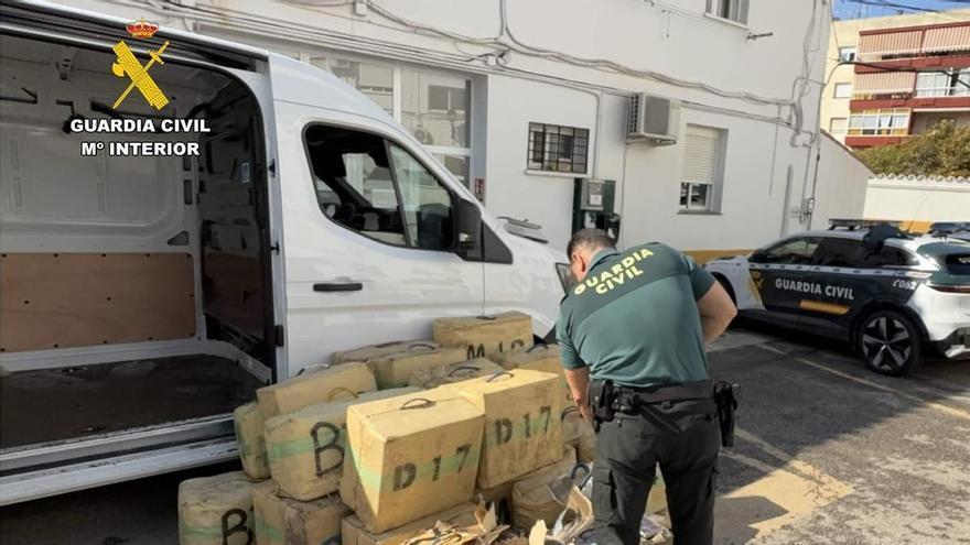 Tres detenidos tras incautar más de una tonelada de hachís de una lancha en Marbella