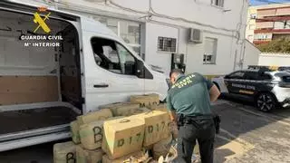 Tres detenidos tras incautar más de una tonelada de hachís de una lancha en Marbella