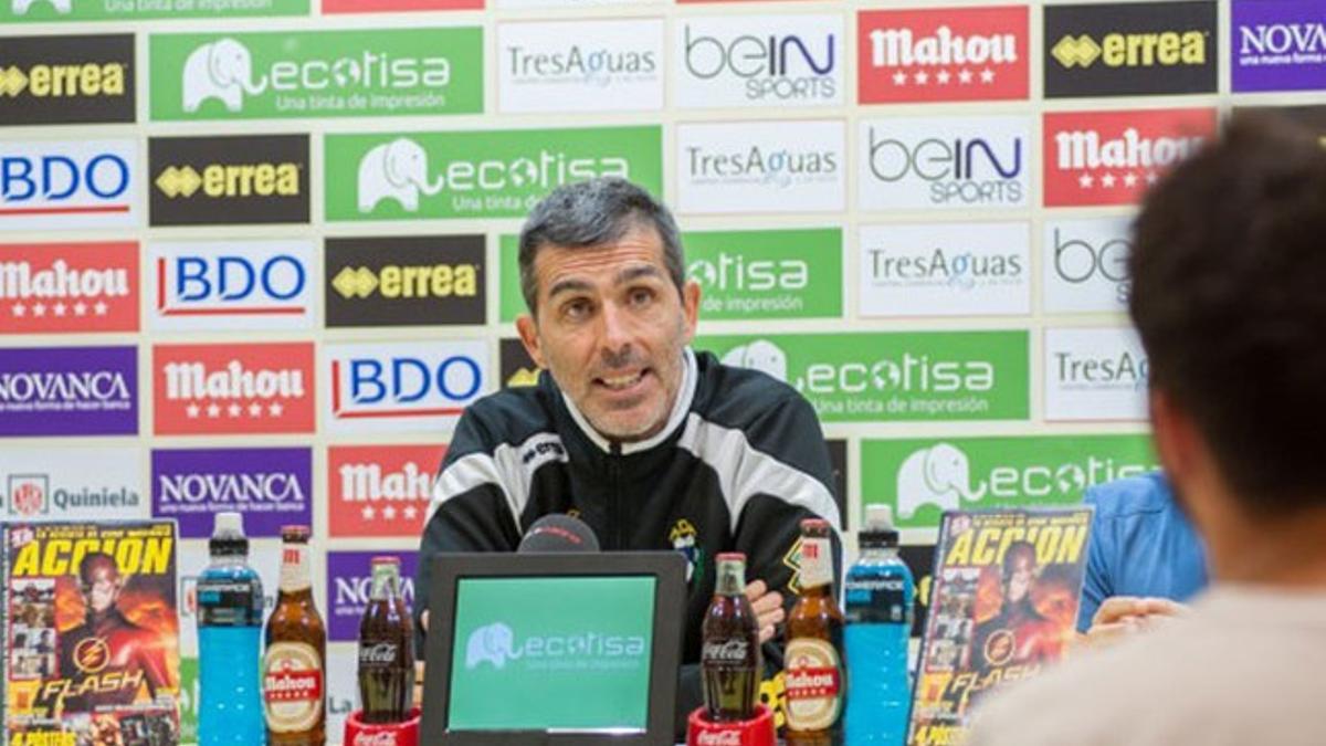 López Muñiz cree que la Liga Adelante debería parar