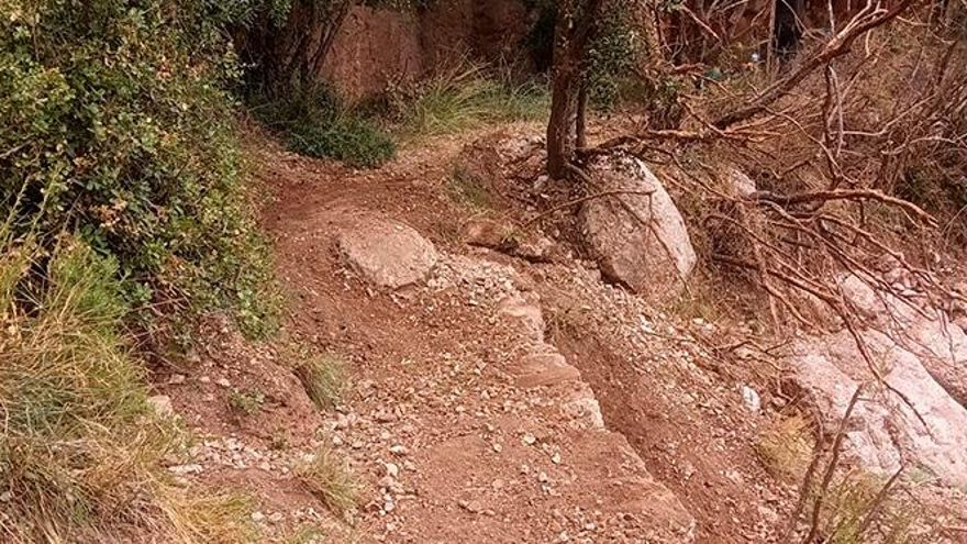 Un dels camins malmesos del Parc Natural de Montserrat