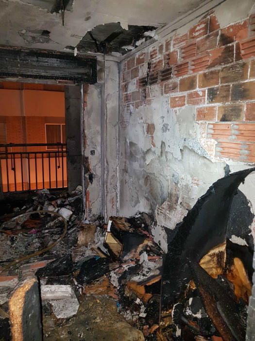 El segundo piso del edificio de la calle San Julián quedó ayer devastado por las llamas