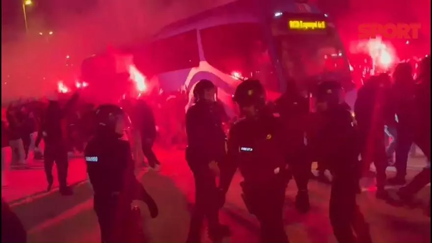 Así ha sido el recibimiento al bus del Espanyol de camino al RCD Stadium con cánticos en contra del Barça