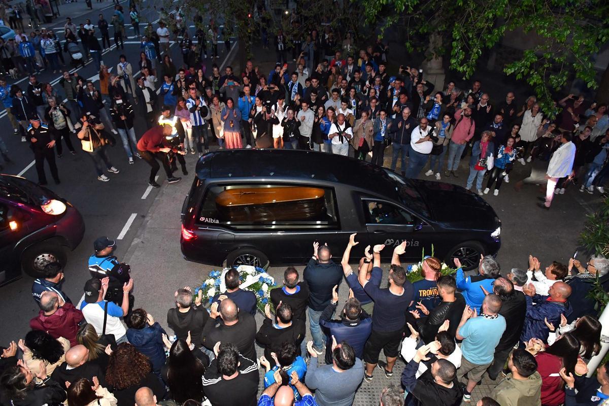 Colas a las puertas de Riazor para velar a Arsenio Iglesias