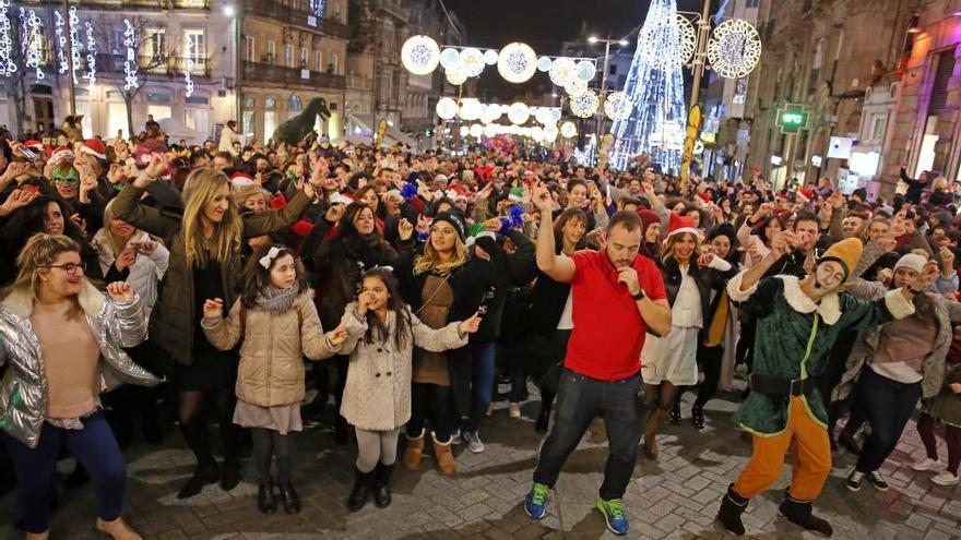 Miles de personas bailaron el año pasado en el &#039;flashmob&#039; navideño en Porta do Sol. // Marta G. Brea