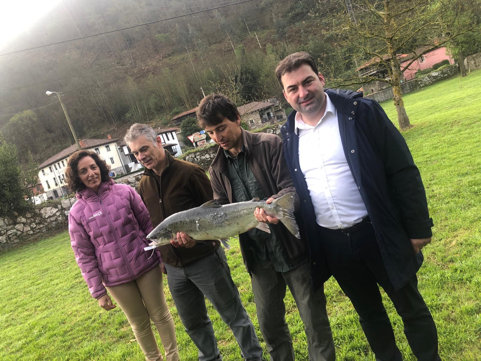 Sale en Campanu 2022: el primer salmón de la temporada se pesca en el Narcea y pesa 6,7 kilos