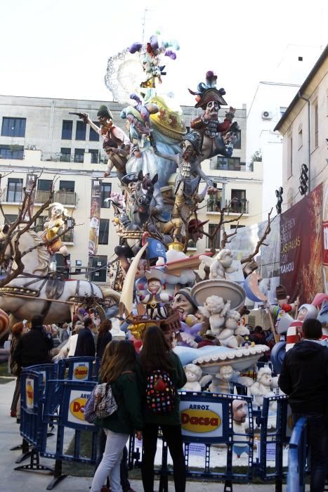 Ambiente fallero en las calles de València