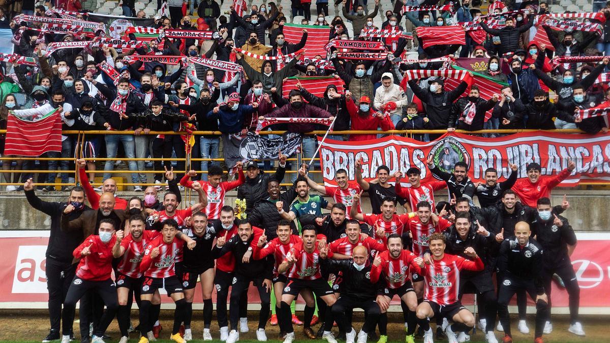 El equipo rojiblanco posó al final del partido con los aficionados que viajaron a León. / José Luis   Fernández