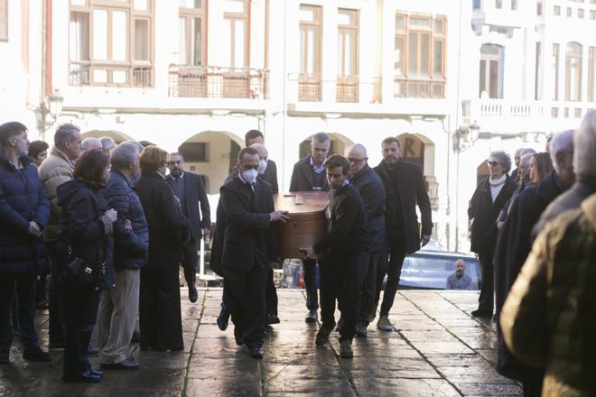 En imágenes: último adiós a "Angelín el del aeropuerto" en Avilés