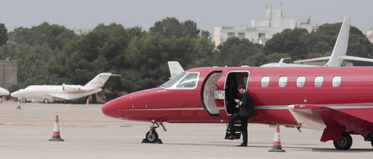 Un piloto espera junto a un ‘jet’ en el aeropuerto mallorquín.