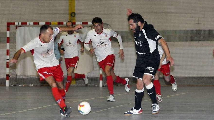 Un jugador del Gijón Playas-La Tonada corta un avance rival.