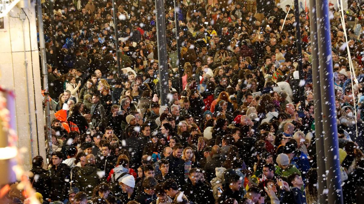 Multitudinaria concentración de personas para presenciar el acto del encendido navideño