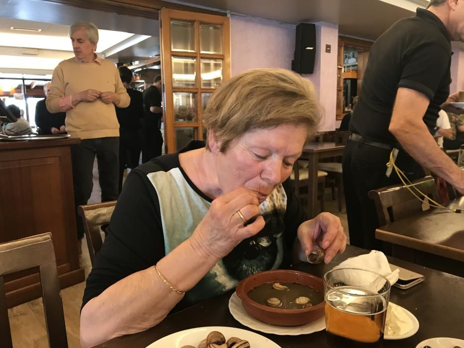 Tonnenweise Schnecken verputzen die Insulaner jeweils in der Woche um den Gedenktag des Heiligen Markus (Sant Marc, 25. April). Als Mekka der Schnecken- Pilger gilt das Restaurant El Cruce in Vilafranca, wo die Gäste sogar mit Tupperdosen Schlange stehen, um ihre Ration zu ergattern.