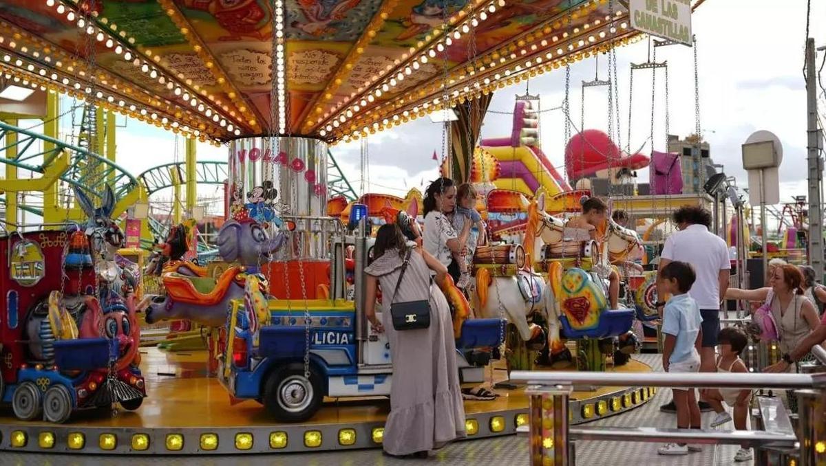 Los niños disfrutan de las atracciones del ferial durante la jornada sin ruido.