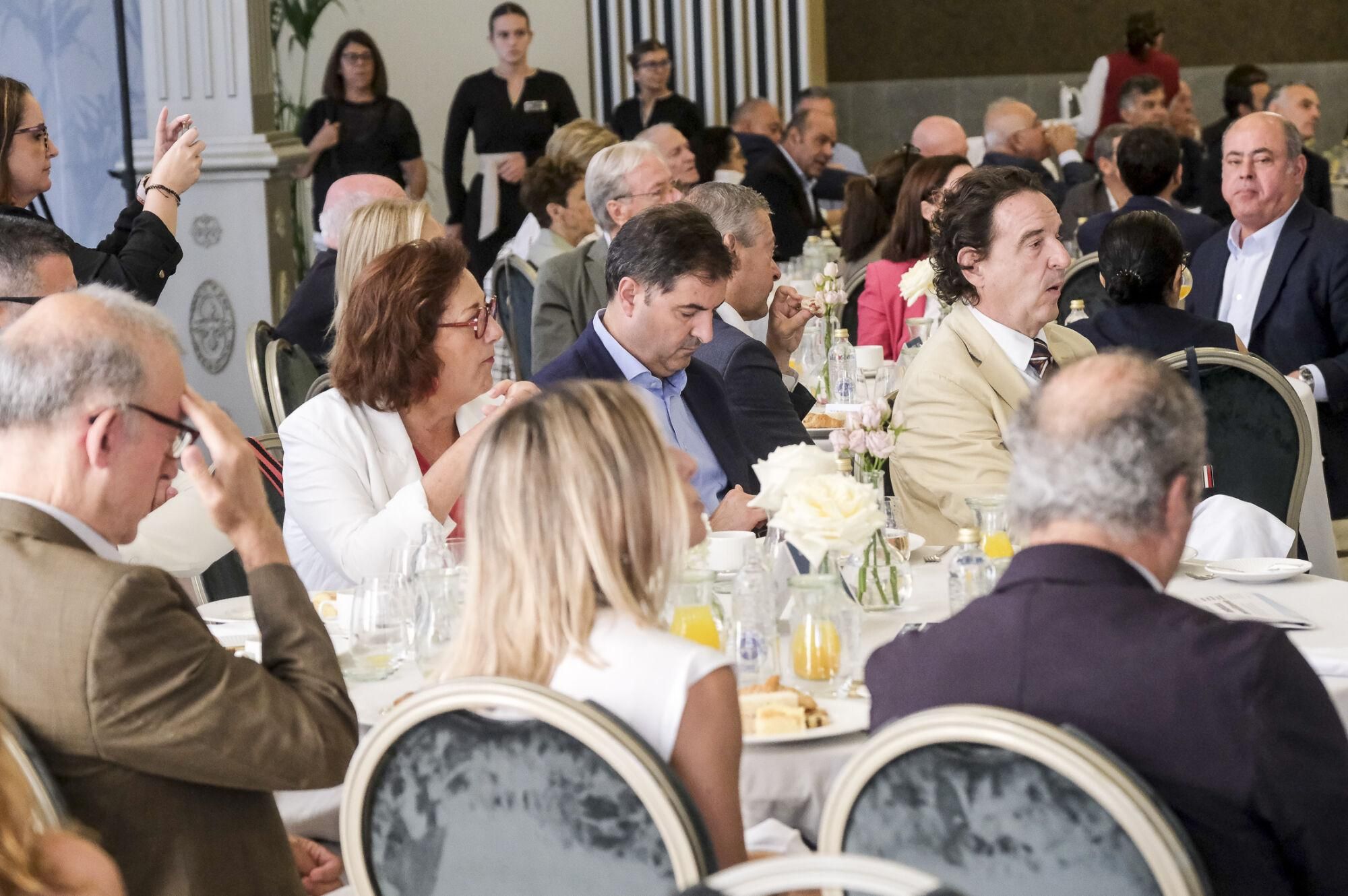 Encuentro informativo con Ángel Víctor Torres, ministro de Política Territorial y Memoria Democrática de España 