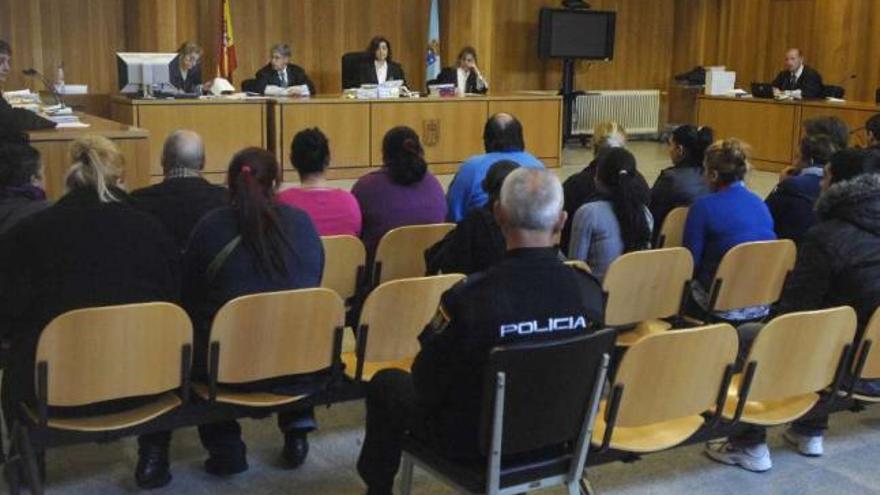 Los condenados, ayer, en el banquillo de los acusados de la sección primera de la Audiencia. / eduardo vicente