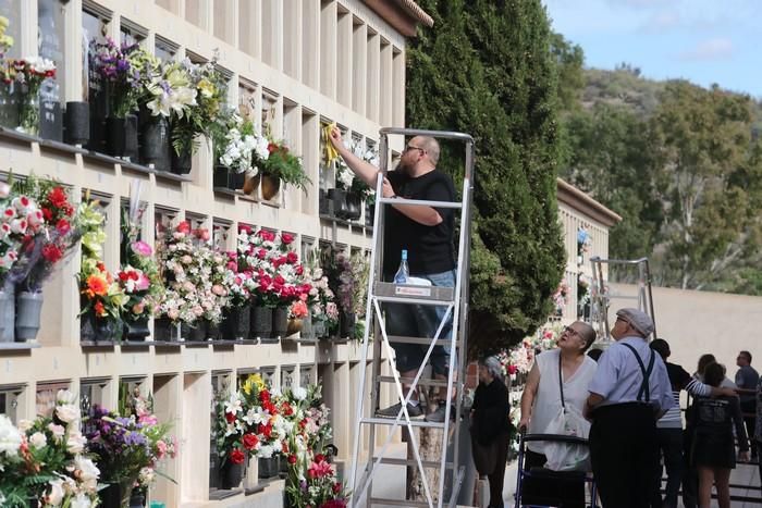 Día de Todos los Santos en el cementerio de Lorca