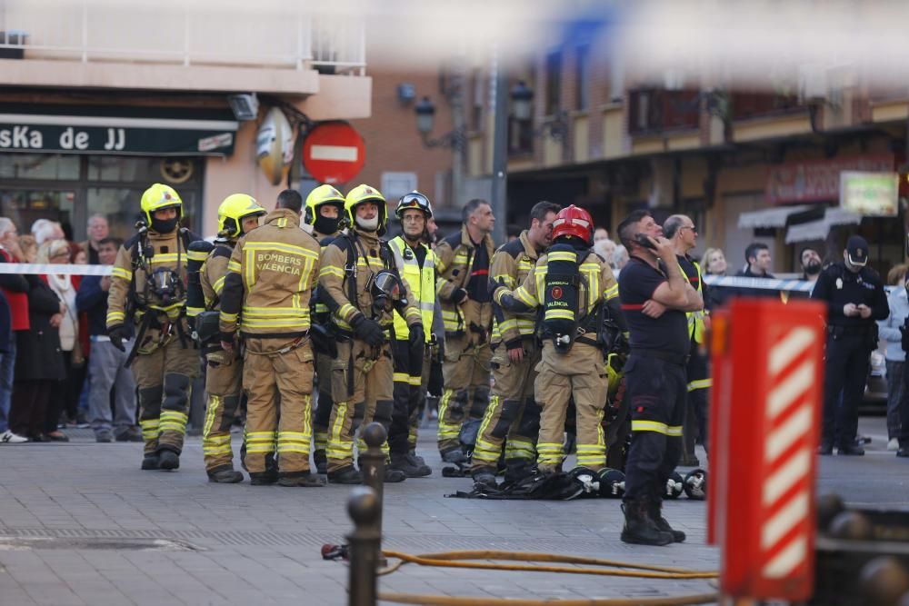 Dos niños intoxicados y una mujer herida en un incendio en Patraix