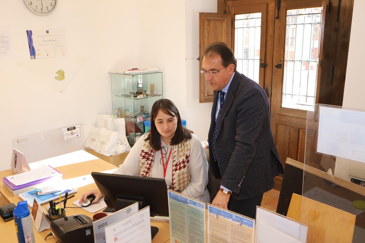 Parra consulta los datos de visitantes en la Oficina de Turismo de la Plaza de España.
