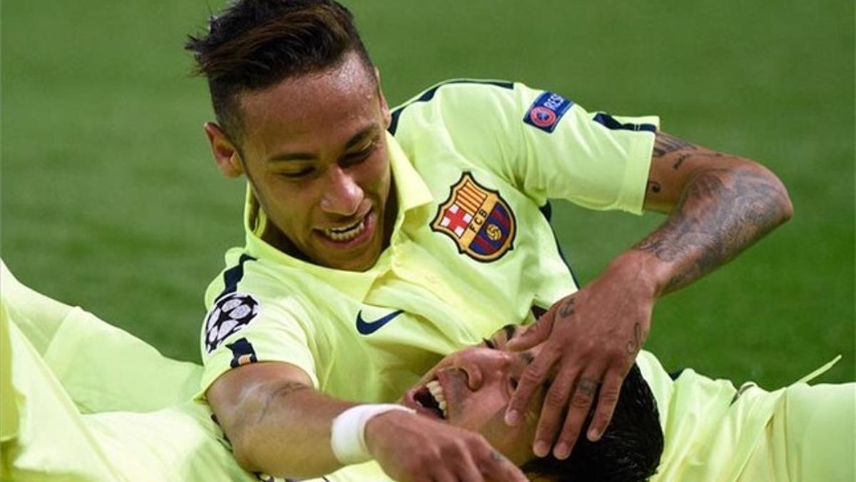 Neymar, celebrando uno de los goles de Luis Suárez