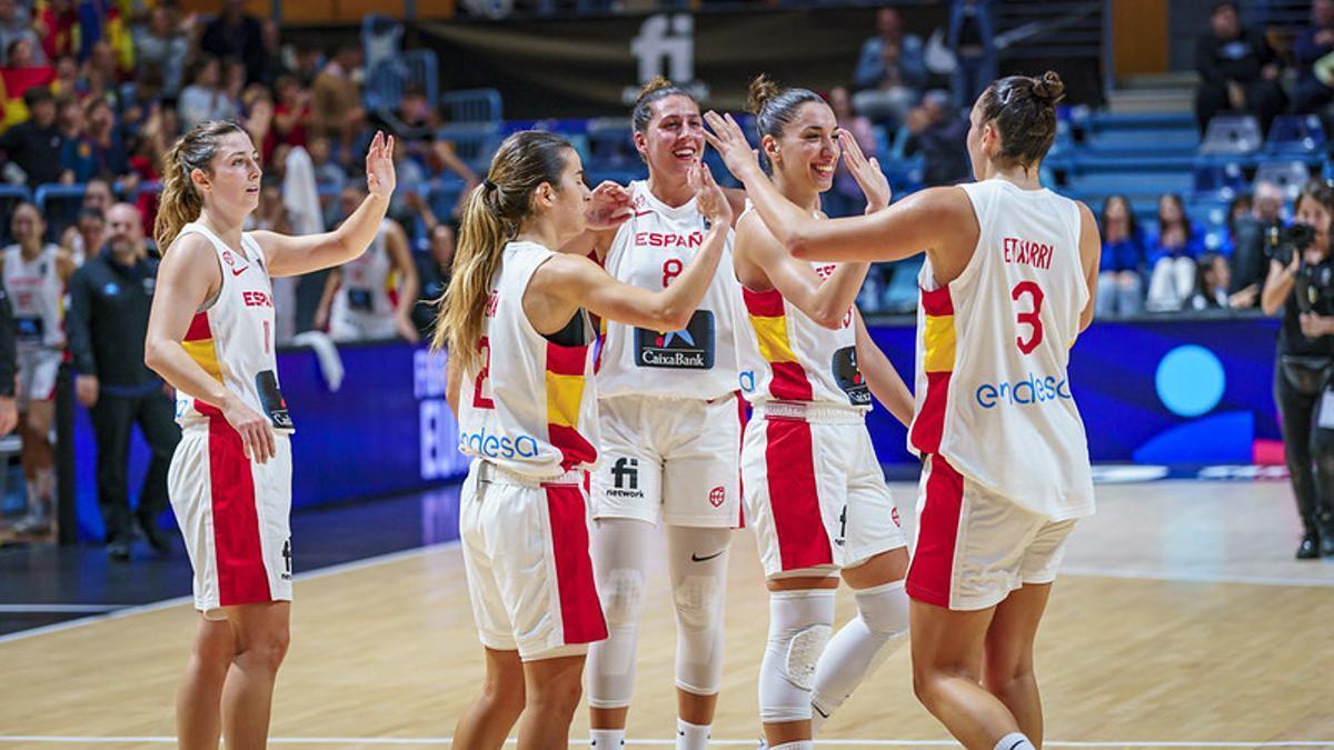 Las jugadoras de la selección celebran su triunfo.