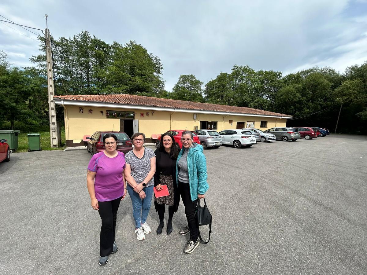 Rosana Fuertes, Ana Areces, Mónica Menéndez, y Raquel García, frente a la sede de la asociación vecinal.