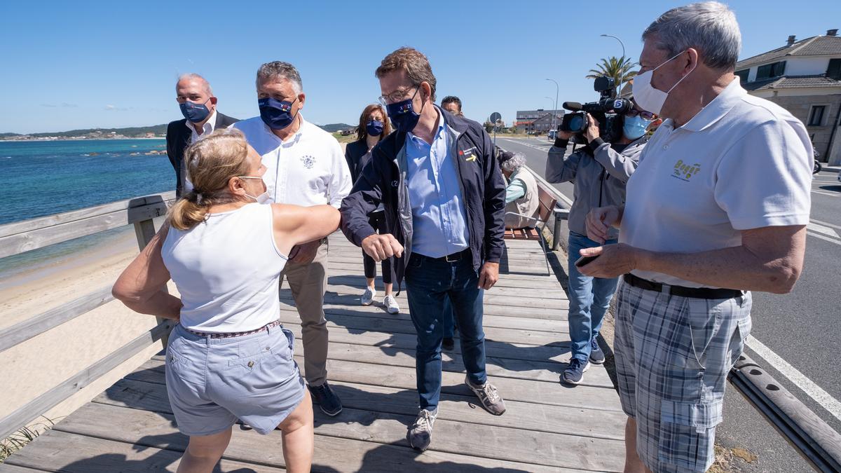 Feijoo saluda a una vecina en el recorrido