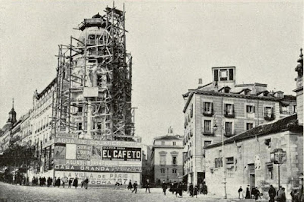 Construcción del edificio Metópolis en la Gran Vía de Madrid en febrero de 1910
