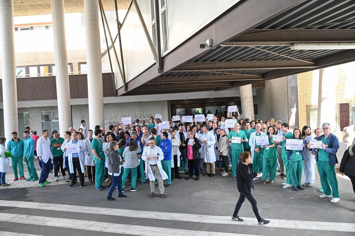 Protesta reciente en las puertas del Hospital General de Elche de los sindicatos contra el Estatuto Marco