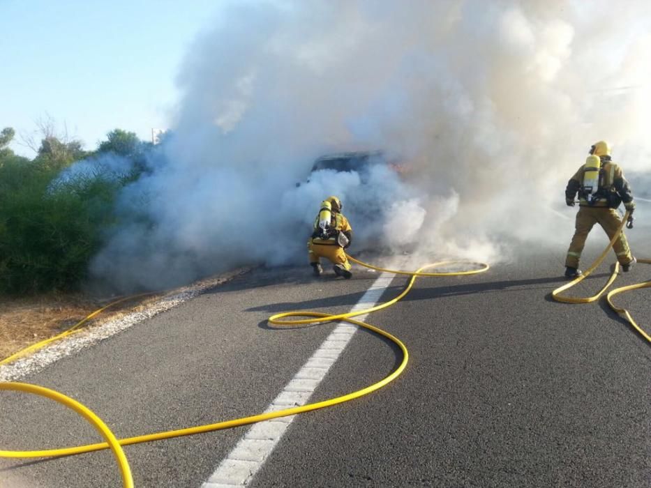 Una furgoneta se incendia en la A-7, a la salida del túnel de Sant Joan