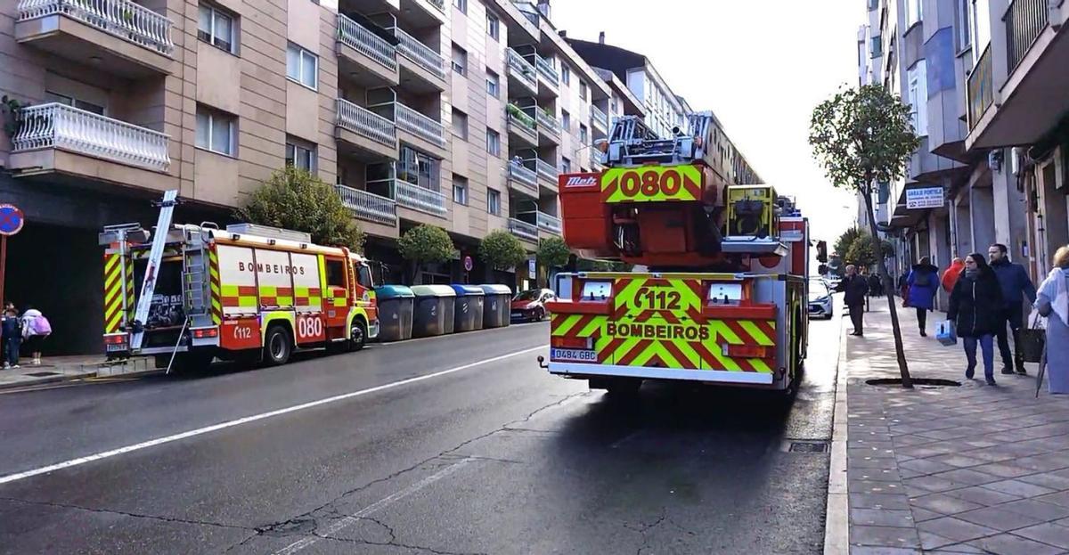 Un amplio dispositivo se desplazó hasta la calle Emilia Pardo Bazán, cortada al tráfico. |   // F. CASANOVA