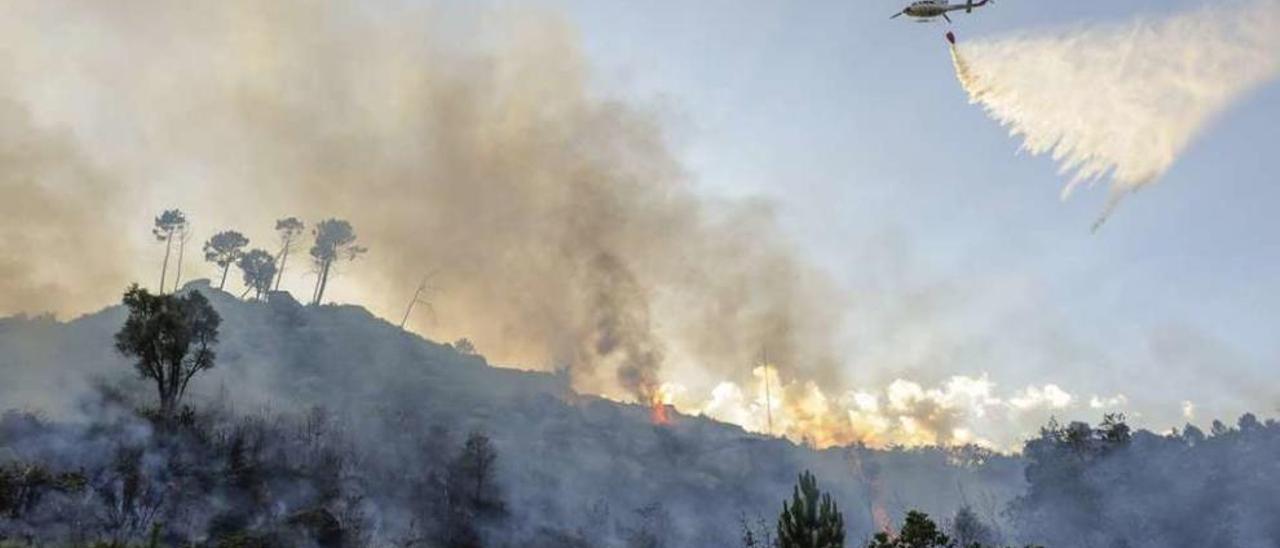 Un helicóptero en labores de extinción en Costiña de Canedo, Beiro // Brais Lorenzo