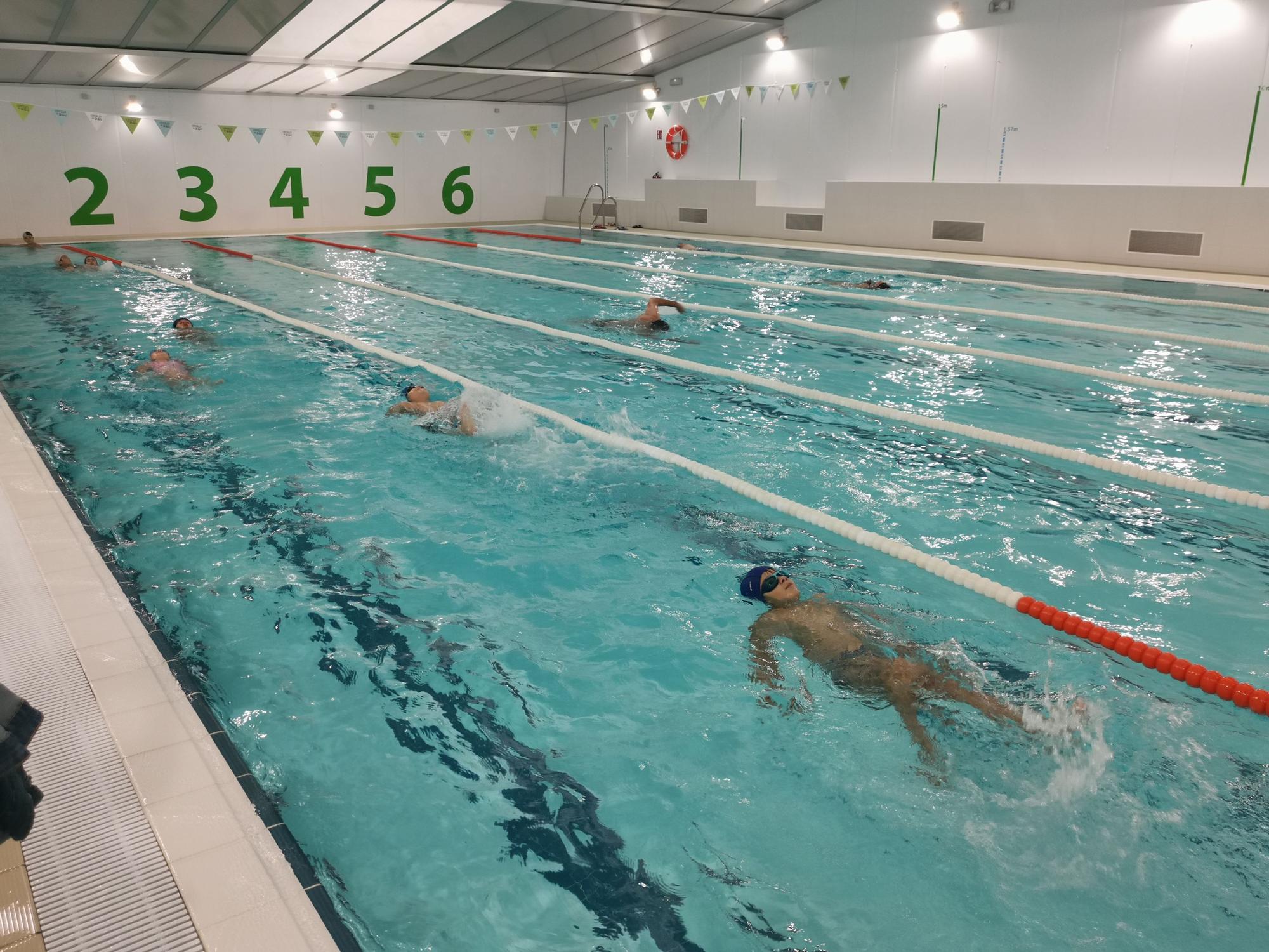 Inicio de los cursos de natación en la piscina de As Lagoas, en Bueu