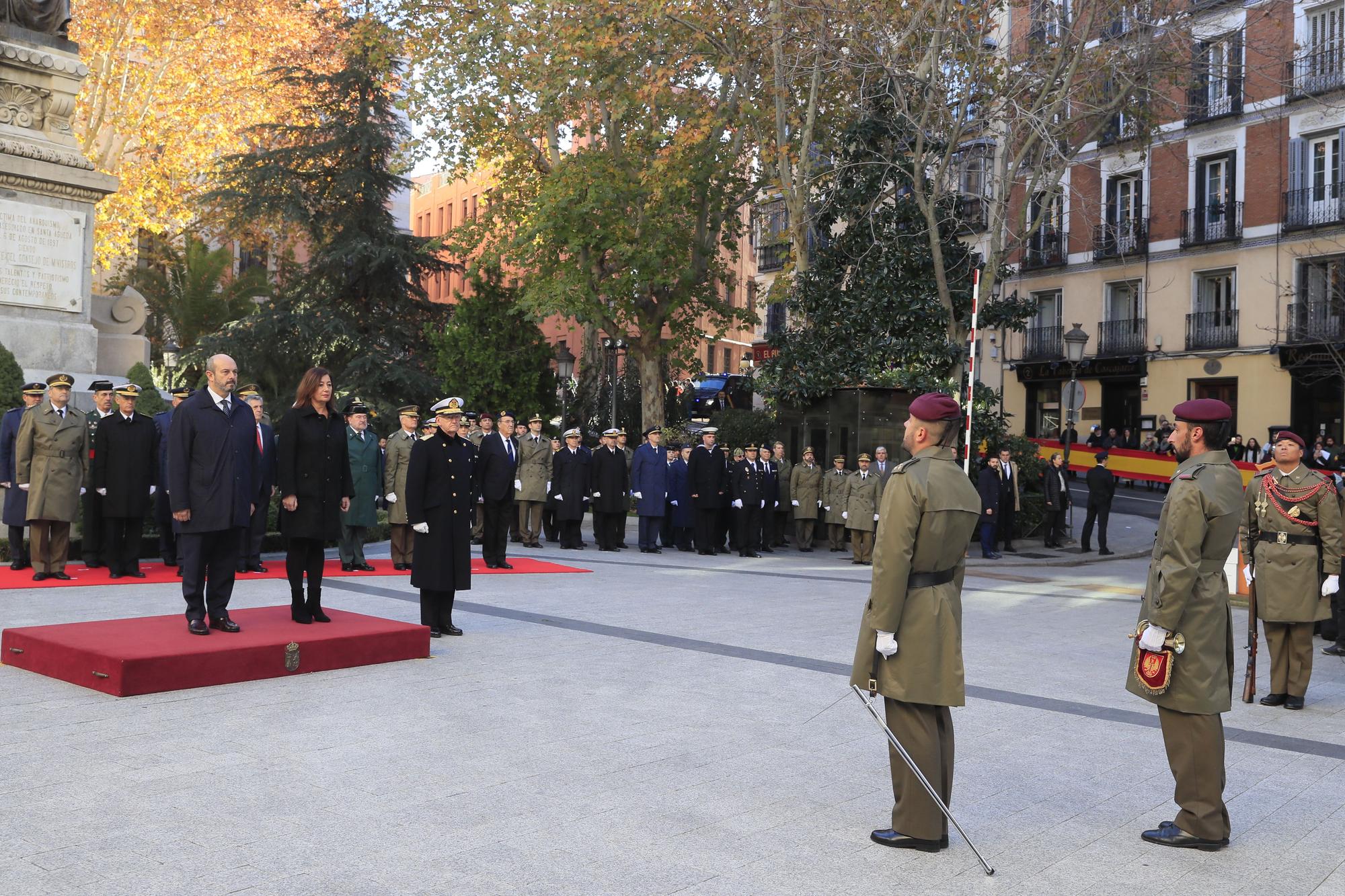 Ceremonia de izado de la bandera frente al Senado