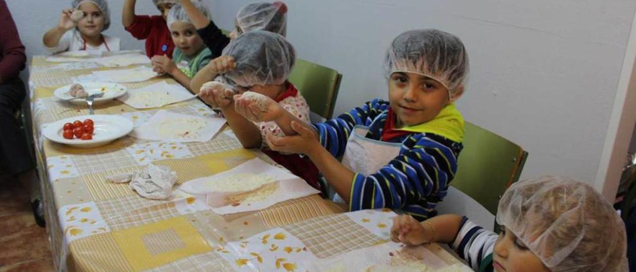 En la imagen superior, las cocineras María Rodil, Carola Acebo, Isolina Acevedo, Edelmira Castaño, Sagrario Fernández y Leonor Rey; sobre estas líneas, los niños Alba Lastra, Daria Fernández, Aroa Ferreiro, Adriana López, Marcos Lastra, Iván Reboredo y Javier Ferreiro. t. cascudo